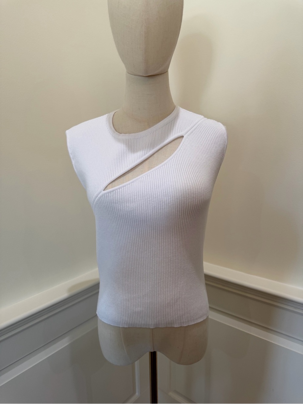 GSTQ White Ribbed Asymmetrical Cutout Tank Top
